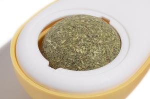 Игрушка WOGY д-кошек Яйцо 5.5х4х3см с вращающимся мятным шариком d=2.5см на липкой ленте арт.10123-2