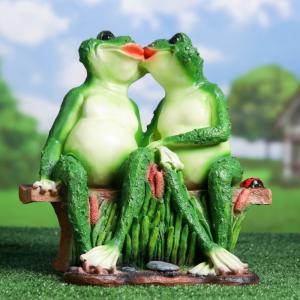 Лягушки на лавке L30 W21 H31 см