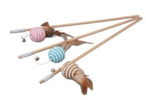 Игрушка-дразнилка WOGY д/кошек Шарик-погремушка d=4см с пером l=7см и колокольчиком на палочке l=40с