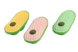 Игрушка-чесалка WOGY д-кошек 14х6.5х5.5см с вращающимся мятным шариком на липкой ленте, микс арт.202