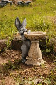 Фигура садовая Зайчик Леонардо (бетон/песочный) (ПОЛИСТОУН) / Э