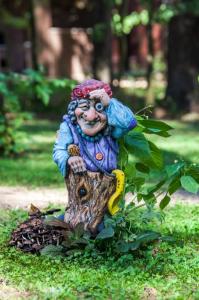 Баба-Яга с веником (ПОЛИСТОУН) - Э